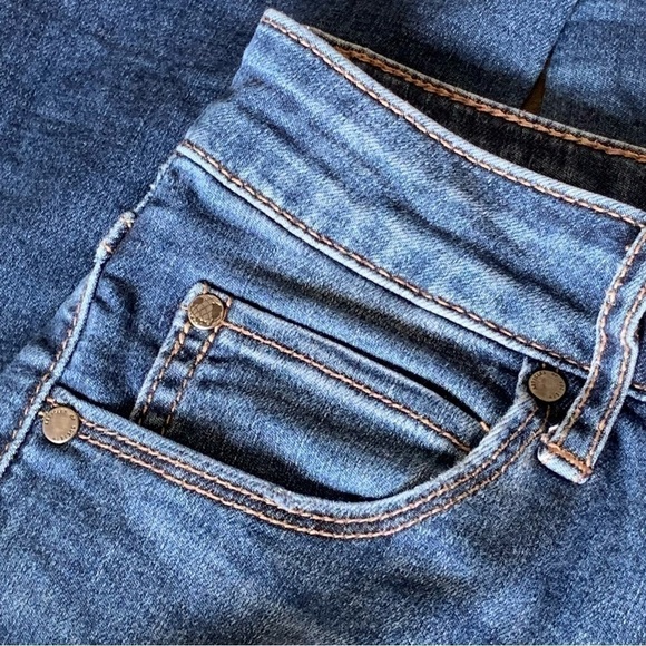 Women’s Articles of Society Heather High Rise Cropped Bilbao Distressed Jeans - Picture 4 of 7